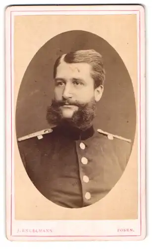 Fotografie J. Engelmann, Posen, Wilhelmstr. 10, Portrait Offizier in Uniform mit buschigen Backenbart