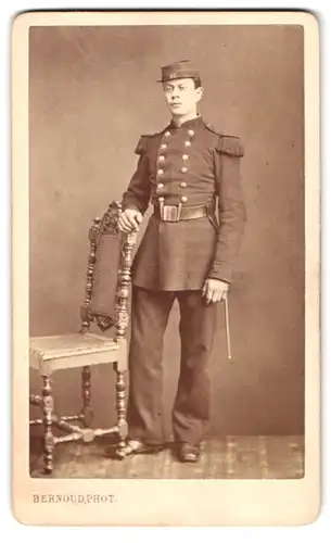 Fotografie Alphonse Bernoud, Naples, Strada Toledo 256, Portrait junger Soldat in Uniform Rgt. 16