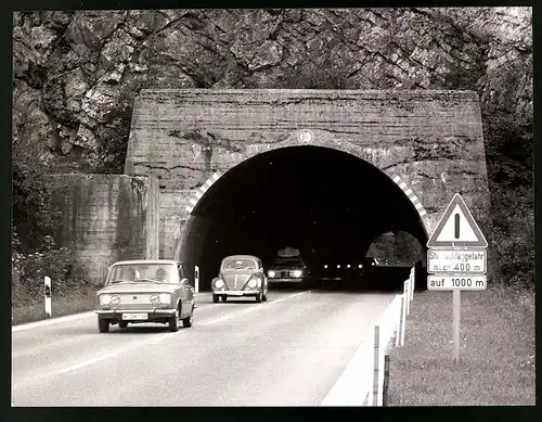 Fotografie Auto Fiat, Osram-Scheinwerfer, Schwarzes Loch im Auto-Tunnel bei unzureichender Tunnelbeleuchtung