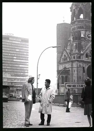 Fotografie unbekannter Fotograf, Ansicht Berlin, Budapester Strasse mit Gedächtniskirche & U-Bahnhof Zoo