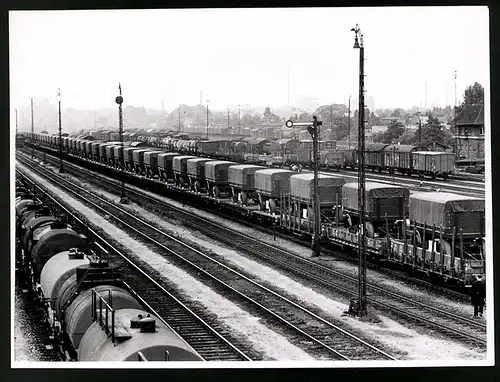 Fotografie Carl Schütze, Hamburg, Güterbahnhof mit Güterzug voller Lastwagen-Anhänger