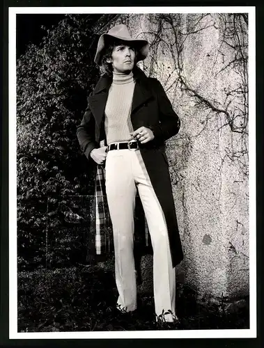 Fotografie Herrenmode, Modell im sportlichen Midi-Mantel von Barbara van Dyck, Paris