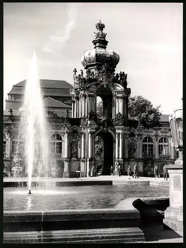 Fotografie unbekannter Fotograf, Ansicht Dresden, Der Zwinger mit Wasserfontäne