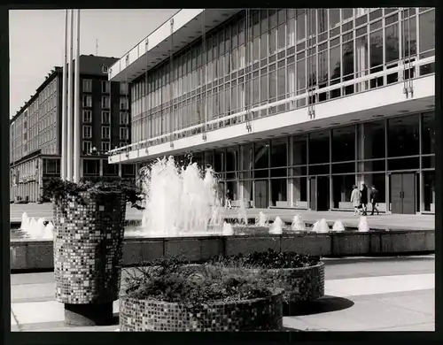 Fotografie unbekannter Fotograf, Ansicht Dresden, Kulturpalast mit Wasserspiel