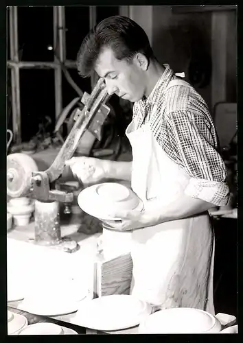 Fotografie Willi Perchermeier, Traunstein, Töpfer bei der Herstellung von Porzellan