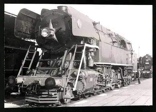 Fotografie Eisenbahn Tschechoslowakische Staatsbahnen CSD, Dampflok mit Zusatzscheinwerfer Lok-Nr. 477-069