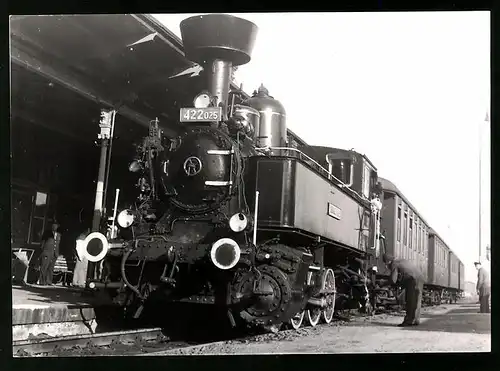 Fotografie Eisenbahn Tschechoslowakische Staatsbahnen CSD, Personenzug mit Dampflok Nr. 422-025