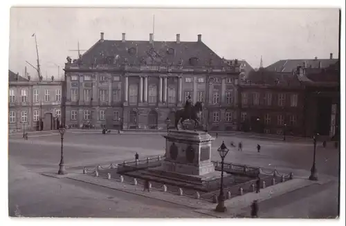 Fotografie unbekannter Fotograf, Ansicht Kopenhagen, Denkmal vor dem Schloss Amalienborg
