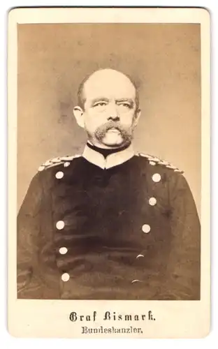 Fotografie unbekannter Fotograf und Ort, Portrait Bundeskanzler Graf Otto von Bismarck in Uniform