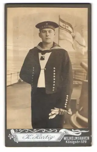 Fotografie K. Hurtig, Wilhelmshaven, Königstr. 57, Portrait junger Matrose in Uniform mit Mützenband S.M.S. Nassau, 1900