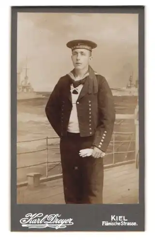 Fotografie Karl Dreyer, Kiel, Flämische Str. 22, Portrait Matrose in Uniform mit Mützenband S.M.S. Mecklenburg