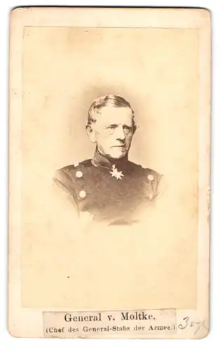 Fotografie unbekannter Fotograf und Ort, Portrait General von Moltke in Uniform mit Orden