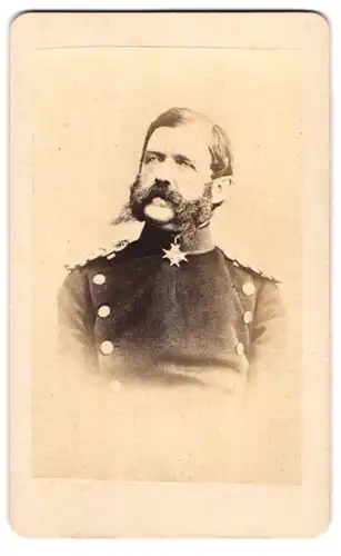 Fotografie unbekannter Fotograf und Ort, Portrait Generallieutenant von Podbielski in Uniform mit Orden, Backenbart