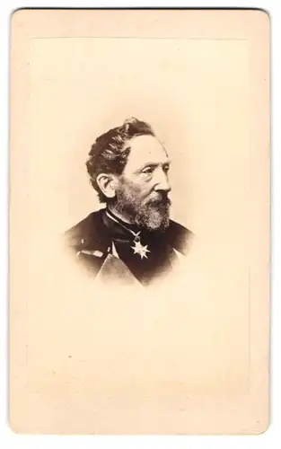 Fotografie unbekannter Fotograf und Ort, Portrait Generallieutenant von Blumenthal in Uniform, Orden, Vollbart