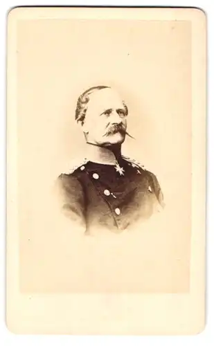 Fotografie unbekannter Fotograf und Ort, Portrait General August von Württemberg in Uniform