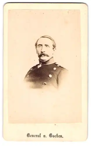 Fotografie unbekannter Fotograf und Ort, Portrait General von Goeben mit Orden in Uniform