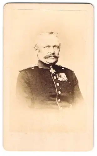 Fotografie unbekannter Fotograf und Ort, Portrait Generallieutenant von Bose mit Ordenspange in Uniform