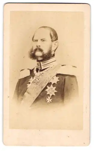 Fotografie unbekannter Fotograf und Ort, Portrait Prinz Carl von Preussen in Gardeuniform mit Orden und Backenbart