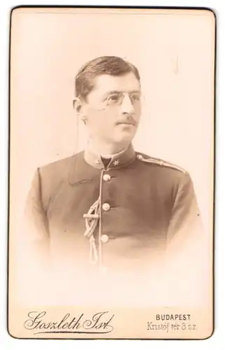 Fotografie Goszleth Ist., Budapest, Kristof ter 3, Portrait junger Offizier in Uniform mit Zwicker Brille