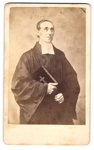 Fotografie Carl Steuber, Göttingen, Johannisstr. 8, Portrait Pfarrer im Talar mit Bible im Arm