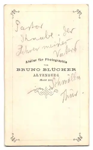 Fotografie Bruno Blücher, Altenberg, Markt 241, Portrait Pastor Knabe im Anzug lehnt an einem Sekretär