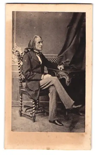 Fotografie unbekannter Fotograf und Ort, Portrait Franz Liszt im Anzug am Tisch sitzend 0