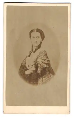 Fotografie C. F. Höge, Hamburg, Alter Wanderahm 28, Portrait Prinzessin Alexandra von Dänemark im Kleid mit Locken
