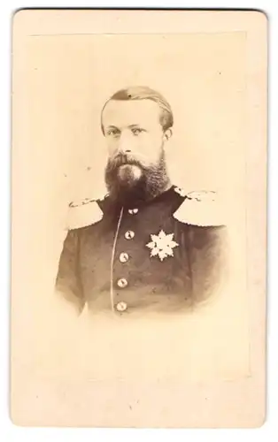 Fotografie unbekannter Fotograf und Ort, Portrait Grossherzog Friedrich von Baden in Uniform mit Orden und Vollbart