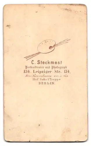 Fotografie C. Steckmest, Berlin, Leipzigerstr. 134, Portrait Berliner Bettler / Landstreicher mit seinem Hab und Gut