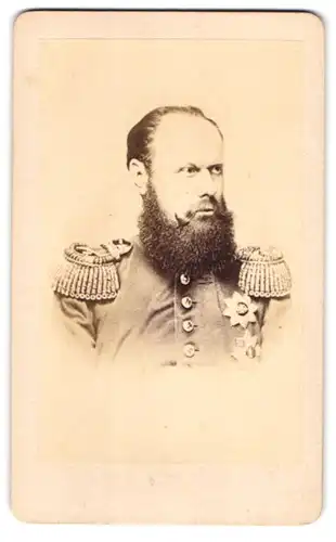 Fotografie unbekannter Fotograf und Ort, Portrait König Karl-Friedrich Alexander von Württemberg in Uniform mit Orden