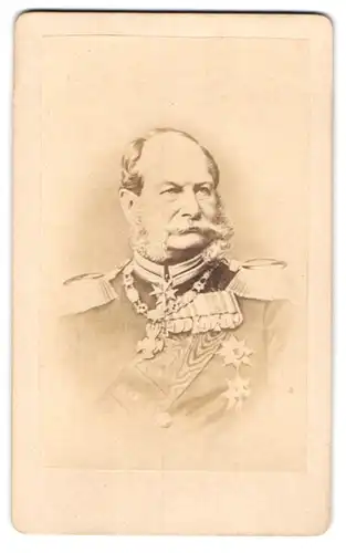 Fotografie unbekannter Fotograf und Ort, Portrait Kaiser Wilhelm I. in Gardeuniform mit Ordenspange