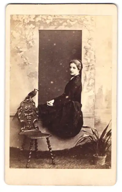 Fotografie unbekannter Fotograf und Ort, Portrait Königin Margarethe von Italien mit Papagei im Atelier, Rückenportrait 0