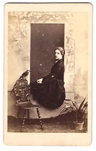 Fotografie unbekannter Fotograf und Ort, Portrait Königin Margarethe von Italien mit Papagei im Atelier, Rückenportrait