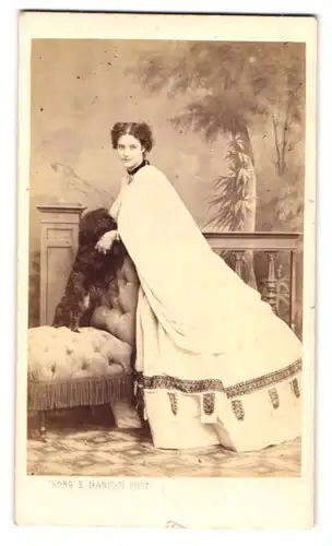 Fotografie Georg E. Hansen, Kopenhagen, Norgesgade 61, Portrait Kaiserin Maria Feodorowna von Russland mit Hund