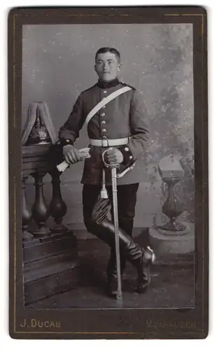 Fotografie J. Ducas, Mülhausen i. Els., Portrait Soldat in Uniform badisches Dragoner Rgt. 3, Pickelhaube Rosshaarbusch