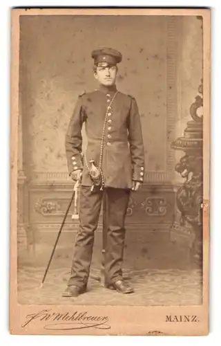 Fotografie F. W. Mehlbreuer, Mainz, Augustinerstr. 21, Portrait Soldat in Uniform I.R. 88 mit Reservistenflasche