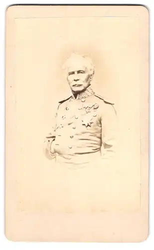Fotografie unbekannter Fotograf und Ort, General von Hartmann in Uniform mit Ordenspange