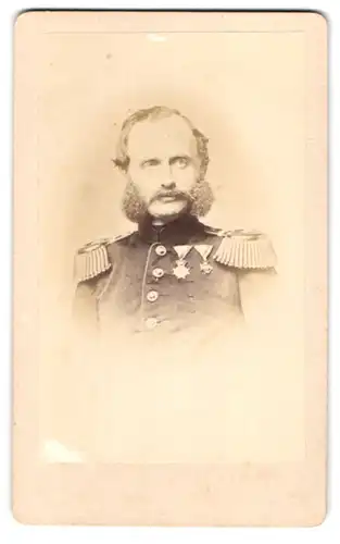 Fotografie unbekannter Fotograf und Ort, Portrait Prinz Georg von Sachsen in Uniform mit Orden