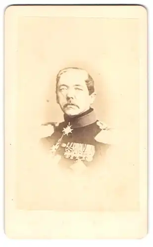 Fotografie unbekannter Fotograf und Ort, Portrait General von Voigts-Rhetz in Uniform mit Ordenspange