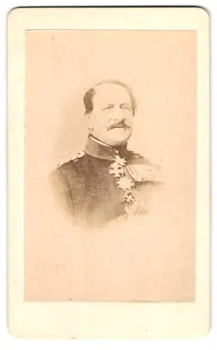 Fotografie unbekannter Fotograf und Ort, Portrait General von Zastrow in Uniform mit Ordenspange