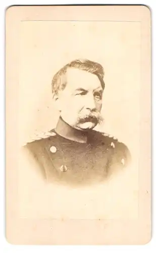 Fotografie unbekannter Fotograf und Ort, Portrait General von Alvensleben I. in Uniform