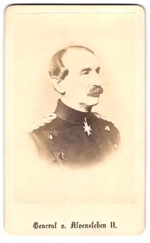 Fotografie unbekannter Fotograf und Ort, Portrait General von Alvensleben II. in Uniform mit Orden