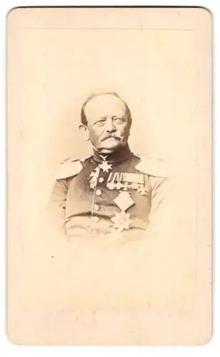 Fotografie unbekannter Fotograf und Ort, Portrait General von Fransecky in Uniform mit Ordenspange