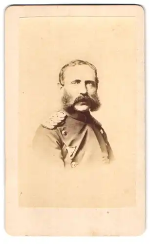 Fotografie unbekannter Fotograf und Ort, Portrait Kronprinz Albert von Sachsen in Uniform, Franz Jospeh Bart