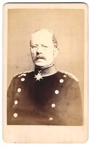 Fotografie unbekannter Fotograf und Ort, Portrait General Herwarth von Bittenfeld in Uniform, Orden