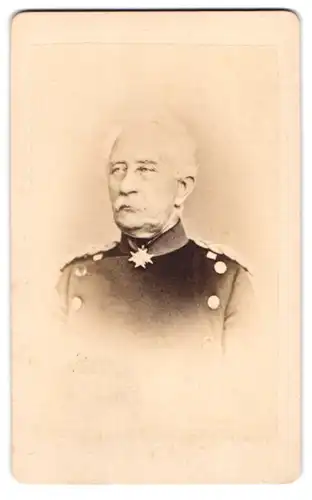 Fotografie unbekannter Fotograf und Ort, Portrait General von Steinmetz mit Orden in Uniform