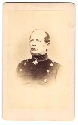 Fotografie unbekannter Fotograf und Ort, Portrait Generallieutnant von Werder in Uniform mit Orden
