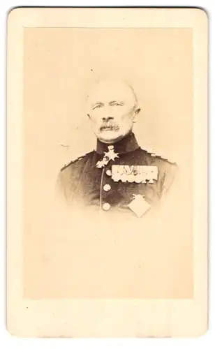 Fotografie unbekannter Fotograf und Ort, Portrait General von Sperling in Uniform mit Ordenspange
