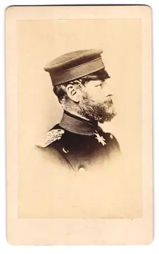 Fotografie unbekannter Fotograf und Ort, Portrait Generalmajor von Stiehle in Uniform mit Orden