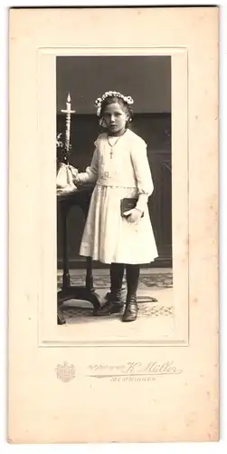 Fotografie K. Müller, Memmingen, Portrait niedliches Mädchen im weissen Kleid mit Kerze, Kommunion